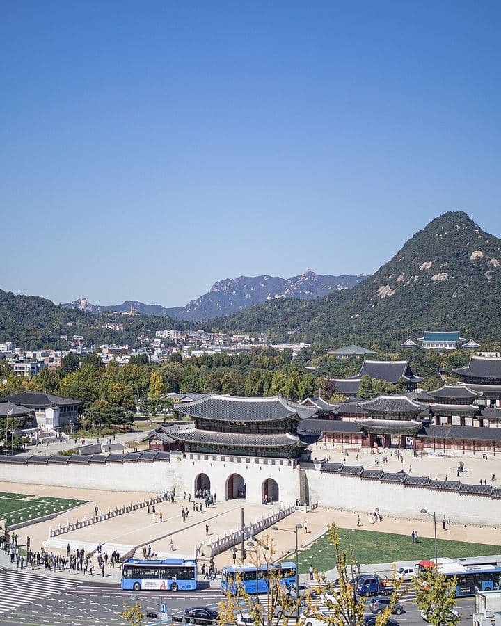 Gyeongbokgung Palace in Seoul with mountains behind